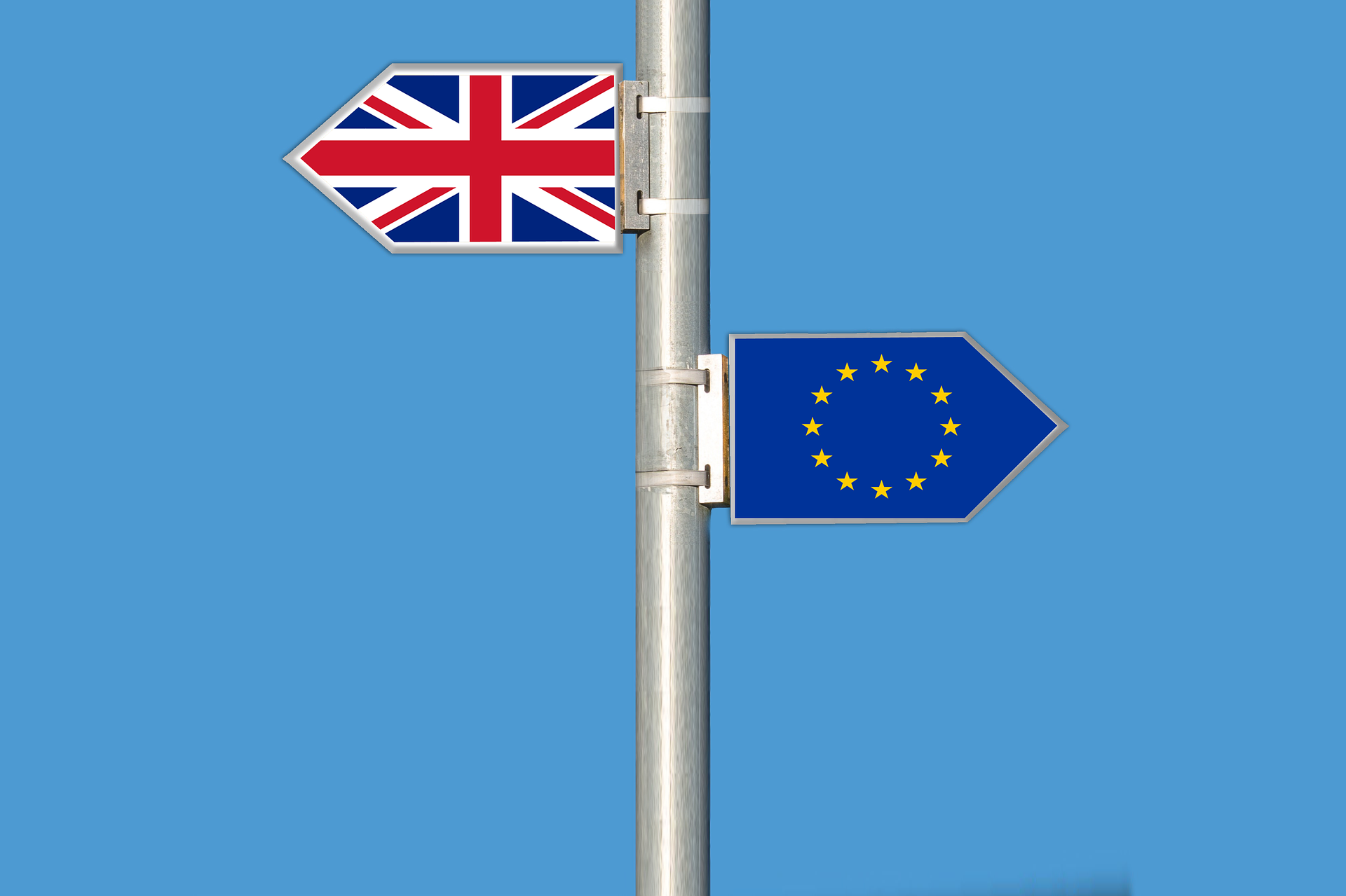 eu-1473958_1920 UK flag, EU flag pointing different directions for Brexit